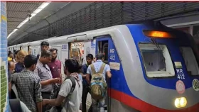 যাত্রীর চাপ সামলাতে ব্যর্থ কলকাতা মেট্রো!
