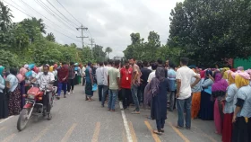 ত্রিশালে স্পিড ব্রেকারের দাবিতে শ্রমিকদের সড়ক অবরোধ