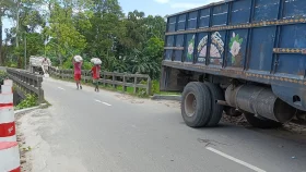 কুড়িগ্রামে ঝুঁকিপূর্ণ সেতু: বন্ধ ভারি যান চলাচল
