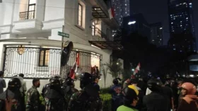 বিক্ষোভের মধ্যে নাচের ভিডিও, এমপির বাড়ি থেকে জামাকাপড়, চেয়ার-টেবিল লুট
