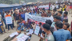 আসন পুনর্বহালের দাবিতে ঢাকা-পাবনা মহাসড়ক অবরোধ