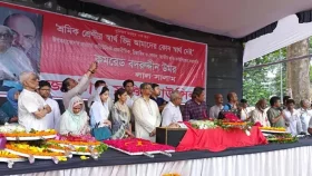 শহীদ মিনারে বদরুদ্দীন উমরের প্রতি সর্বস্তরের শ্রদ্ধা