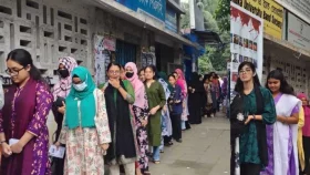 ছাত্রীদের কেন্দ্রগুলোতে ভোটারদের দীর্ঘ সারি