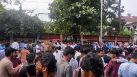 লাইনে দাঁড়িয়ে প্রার্থীদের প্রচারণায় ভোগান্তিতে শিক্ষার্থীরা