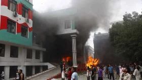 নেপালে ক্ষমতাসীন কংগ্রেসের কেন্দ্রীয় কার্যালয়ে আগুন