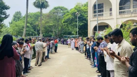 মা-মেয়ে হত্যার ঘটনায় কুবিতে কালোব্যাজ ধারণ ও দোয়া