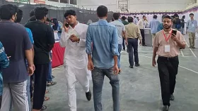 নিয়ম ভেঙে কেন্দ্রে প্রবেশ ছাত্রদল সমর্থিত ভিপি প্রার্থী আবিদের