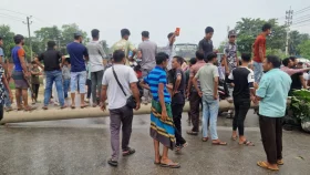 বকেয়া বেতনের দাবিতে ঢাকা-সিলেট মহাসড়ক অবরোধ