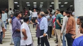 ডাকসুর কেন্দ্রে ভোট চাইছেন প্রার্থীরা, সরিয়ে দিলেন রিটার্নিং কর্মকর্তা
