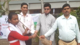 জুলাই শহীদ স্মরণে শিক্ষার্থীদের মাঝে গাছের চারা বিতরণ