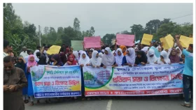 ফুলছড়িতে সড়ক অবরোধ করে শিক্ষার্থীদের বিক্ষোভ