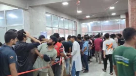 ভোটকেন্দ্রে লাইনের পাশে প্রভাব বিস্তারের চেষ্টা