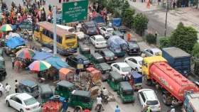 কুড়িলে শ্রমিকদের সড়ক অবরোধ, বন্ধ যান চলাচল&nbsp;