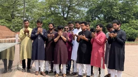 রায়েরবাজারে ৭১&rsquo;র শহীদদের প্রতি শ্রদ্ধা ডাকসু নেতাদের&nbsp;