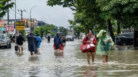 ইন্দোনেশিয়ায় হঠাৎ বন্যায় ১৪ জনের মৃত্যু