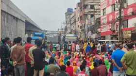 বকেয়া বেতনের দাবিতে গাজীপুরে শ্রমিকদের সড়ক অবরোধ