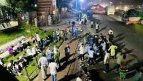 গভীর রাতে জাহাঙ্গীরনগর বিশ্ববিদ্যালয়ের বিভিন্ন ফটকে শিবির সমর্থকদের জড়ো হওয়া
