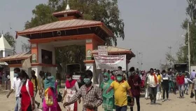 ভারত ছাড়ছেন নেপালের নাগরিকরা