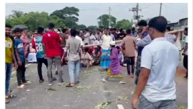 ফরিদপুরে রেল ও সড়কপথ অবরোধ