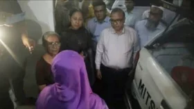 প্রাণিসম্পদ কর্মকর্তার গাড়িতে মেয়াদোত্তীর্ণ ওষুধ, ধরলেন উপদেষ্টা