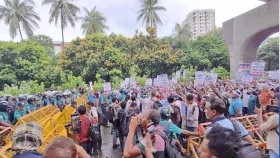 যমুনা অভিমুখে শিক্ষকদের মিছিলে পুলিশের জলকামান, সাউন্ড গ্রেনেড