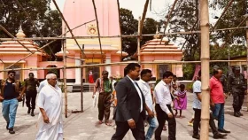 পূজার প্রস্তুতি দেখতে মণ্ডপে মণ্ডপে জেলা প্রশাসক