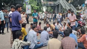 সড়ক অবরোধ করে তিতুমীর শিক্ষার্থীদের বিক্ষোভ