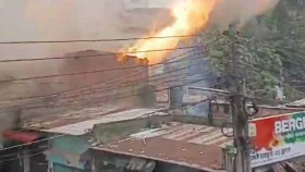 ময়মনসিংহে গ্যাস সিলিন্ডার বিস্ফোরণে হোটেলে আগুন