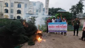 বোয়ালমারীতে শতাধিক নিষিদ্ধ চায়না দুয়ারী জাল পুড়িয়ে ধ্বংস