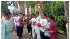মতলবে শিক্ষার্থীদের ফুল দিয়ে স্বাগত জানালো মসক ছাত্রদল