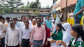 ফুল সজ্জিত গাড়িতে শিক্ষকের রাজকীয় বিদায়