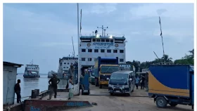 চিরচেনা রূপে ফিরেছে দৌলতদিয়া ঘাট