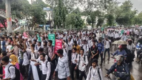 ছয় দফা দাবিতে সাতরাস্তায় অবস্থান ঢাকা পলিটেকনিক শিক্ষার্থীদের