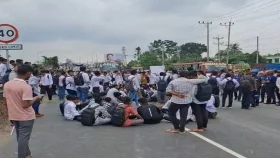 টাঙ্গাইলে পলিটেকনিকের শিক্ষার্থীদের মহাসড়ক অবরোধ
