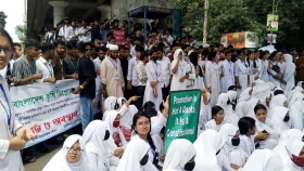 সাতরাস্তায় কারিগরি শিক্ষার্থীদের আন্দোলনে শিক্ষকদের সংহতি