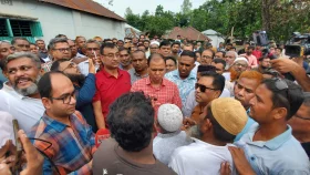 সাবগ্রামে অগ্নিকাণ্ডে নিঃস্ব তিন পরিবারকে সহায়তা দিলেন তারেক রহমান