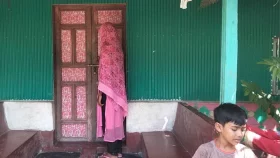 বিয়ের দাবিতে পল্লীচিকিৎসকের বাড়িতে শিক্ষার্থীর অনশন