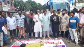 চট্টগ্রাম-কক্সবাজার মহাসড়ক ছয় লেনের দাবিতে সড়ক অবরোধ