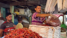 হিলিতে শুকনা মরিচের দাম কমেছে কেজিতে ৬০-৮০ টাকা