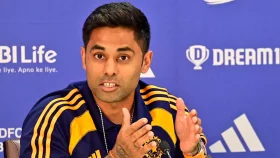 'রুম বন্ধ করো, মোবাইল অফ করে ঘুমিয়ে পড়ো&rsquo;&ndash; পাকিস্তান ম্যাচের আগে সূর্যকুমারের মন্ত্র