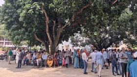 পোষ্য কোটার দাবিতে কর্মবিরতিতে রাবির শিক্ষক-কর্মকর্তারা