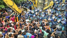 খুলনায় উচ্ছেদ অভিযানে সংঘর্ষে আহত ৩০