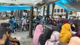 ক্লাসরুম নয়, গাছতলায় বিশ্ববিদ্যালয় ক্লাস! ভিডিওতে মুগ্ধ নেটিজেনরা