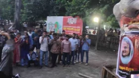 টিএসসিতে হাসিনার ছবিতে ডিম নিক্ষেপ