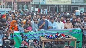 নিউইয়র্কে আখতারকে ডিম নিক্ষেপ, শাহবাগে এনসিপির বিক্ষোভ