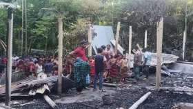 লক্ষ্মীপুরে শ্রমিকদলের কর্মীদের আগুনে পুড়লো প্রবাসীর ঘর