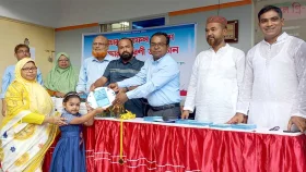 ঈশ্বরদীতে মেধাবী শিক্ষার্থীদের মাঝে পুরস্কার বিতরণ