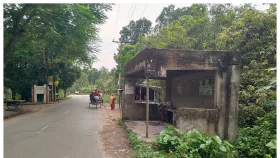 মরণ ফাঁদে যাত্রী ছাউনি, দ্রুত সংস্কারের দাবি এলাকাবাসীর