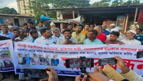 সন্ত্রাসীদের গ্রেপ্তার দাবিতে চন্দনাইশে মানববন্ধন