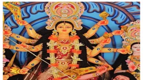পূজাকে ঘিরে শেষ মুহূর্তে প্রতিমায় রং তুলির আঁচর টানতে ব্যস্ত কারিগররা&nbsp;